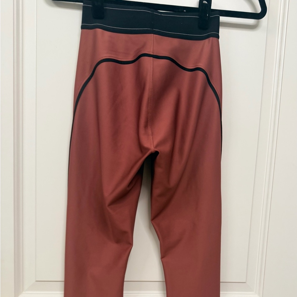 ALO Yoga Rust Red High-Waist Leggings with Black Waistband - Picture 2 of 4